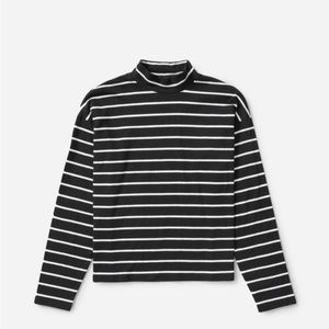 Everlane square mock-neck tee size small